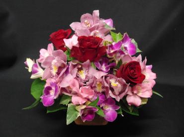 赤い花を入れて明るく　アレンジ✿。✿｜「フローリストつたや」　（兵庫県姫路市の花キューピット加盟店 花屋）のブログ
