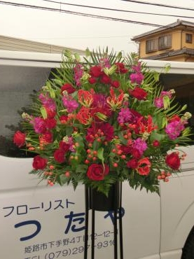 赤いスタンド花✿｜「フローリストつたや」　（兵庫県姫路市の花キューピット加盟店 花屋）のブログ