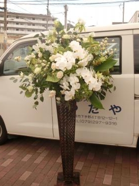 白と緑のスタンド花｜「フローリストつたや」　（兵庫県姫路市の花キューピット加盟店 花屋）のブログ