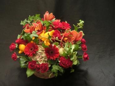 赤が気になる季節✿です｜「フローリストつたや」　（兵庫県姫路市の花キューピット加盟店 花屋）のブログ