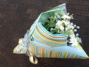 白とブルーの小花で✿御祝の花束✿｜「フローリストつたや」　（兵庫県姫路市の花キューピット加盟店 花屋）のブログ